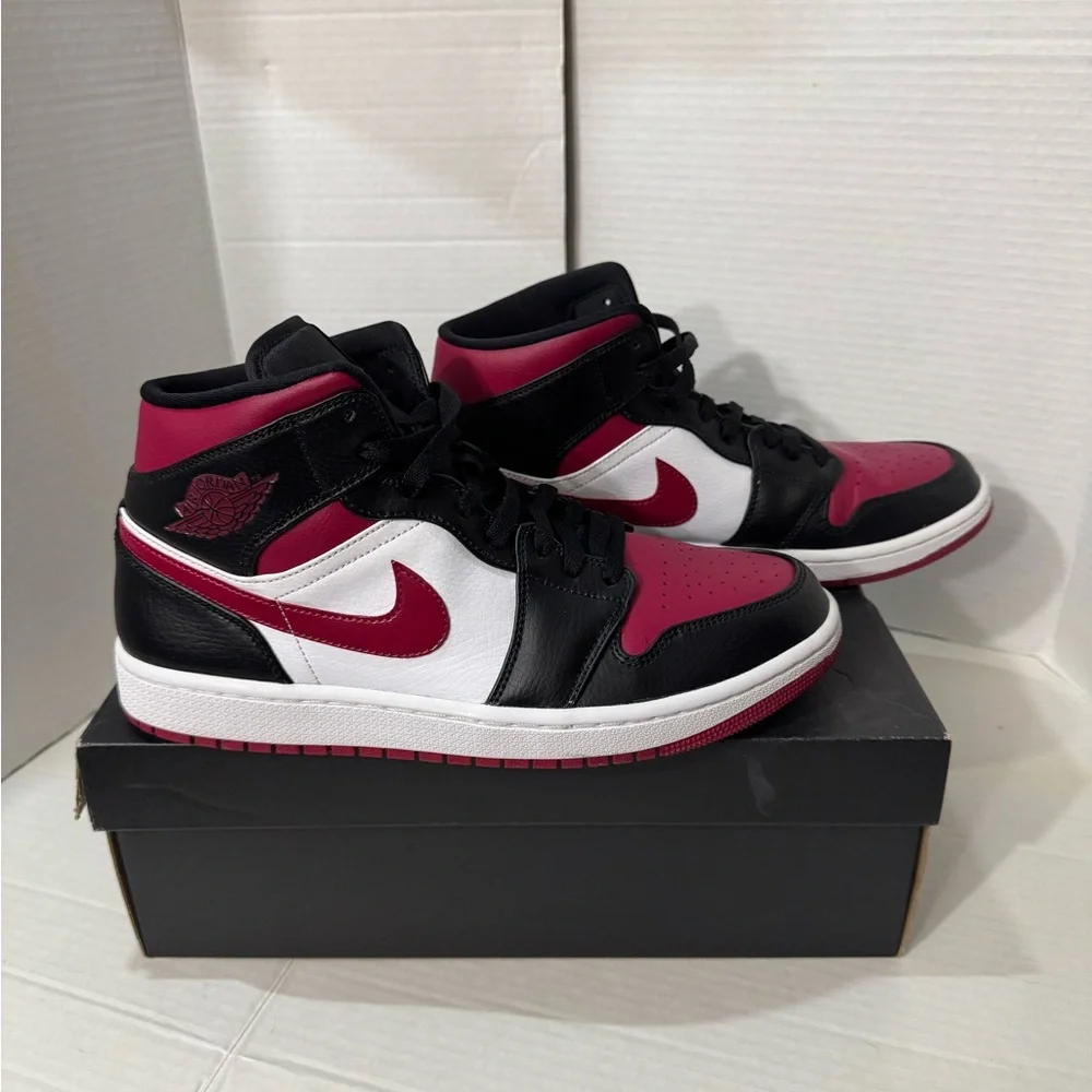 AIR JORDAN 1 MID BLACK/NOBLE RED-WHITE 554724 066 Mens
Shoes Size 10 Excellent! - Picture 5 of 11